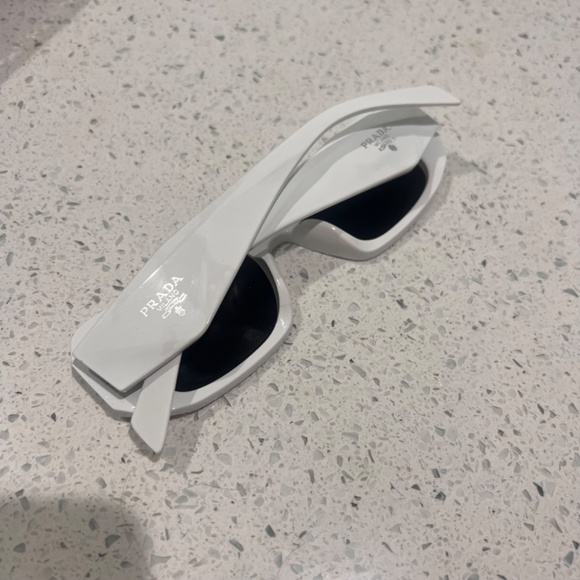 Prada sunglasses - Picture 4 of 4